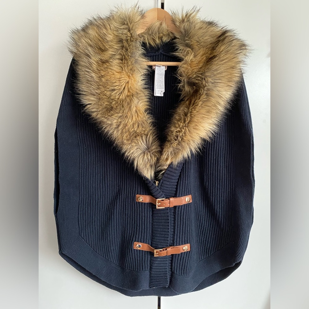Knit sweater vest with faux fur collar